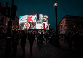 Impacto local 24/7: publicidad exterior que convierte miradas en visitas