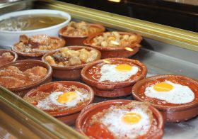 Disfruta del ambiente urbano en un bar con terraza y tapas en el centro de Sevilla